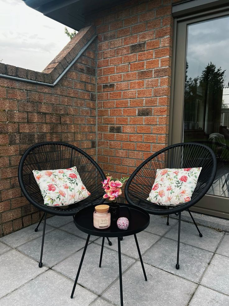 Egg shape chairs - Image 2
